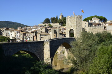 Obraz premium Besalu, España. Municipio de la provincia de Girona con un bonito casco y puente medieval.