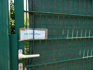 Obraz premium Steel gate with a sign