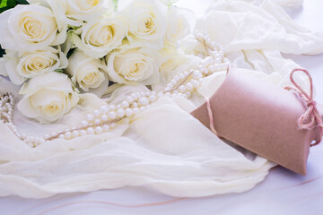 白い薔薇の花束と真珠のネックレス