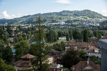 Fototapeta na wymiar Vista desde el palacio federal de Berna hacia las montañas