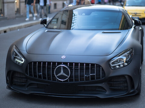 Mercedes-AMG GT Coupé, 4.0-liter AMG twin-turbo V8 engine with matte black paint