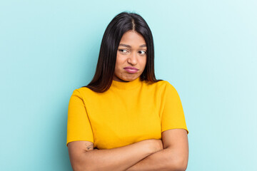 Obraz premium Young Venezuelan woman isolated on blue background tired of a repetitive task.