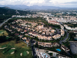 Toma aérea de Son Vida. Urbanización lujosa. Drone