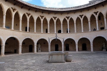 Fototapeta na wymiar Interior del patio circular del Castillo de Bellver medieval en Palma de Mallorca