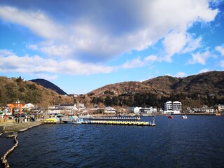 Fototapeta na wymiar views of the lake in winter in Japan