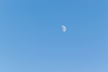 澄んだ青空と白い半月