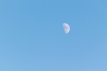 青空に浮かぶ白い半月