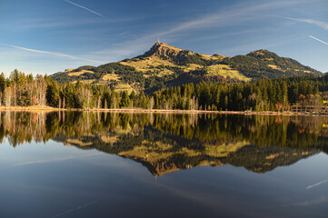 der schwarzsee moorsee bei kitzbühel mit spiegelung kitzbüheler horn im see, reflection of Kitzbuhel horn in schwarzsee tyrol austria
