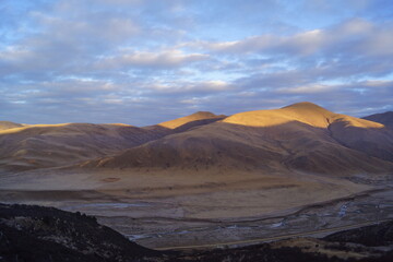 Fototapeta na wymiar チベット・カム地方 ラルンガルゴンパ近郊の風景