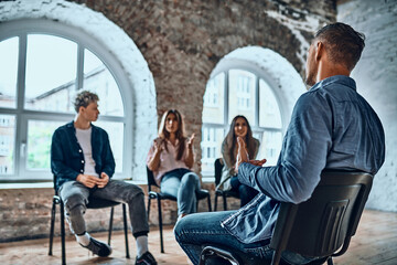 Therapist speaking to a rehab group at therapy session.
