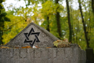 Jüdischer Friedhof Weißensee in Berlin, alter jüdischer Grabstein mit Davidstern