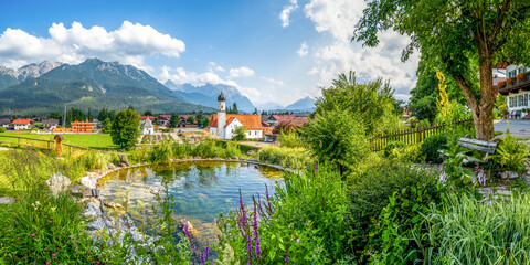 Ausblick über Wallgau und Sankt Jakob Kirche, Karwendelgebirge, Bayern, Deutschland 
