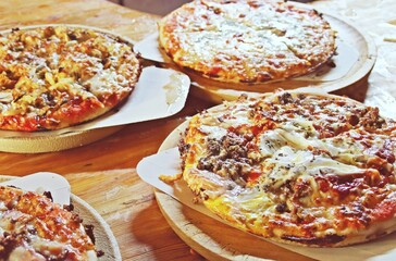 Primer plano de pizzas recién hechas en una pizzeria. Pizzas listas para comer en un restaurante de Madrid, España.