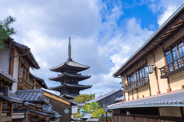 Obraz premium 【京都】青空の下の八坂の塔 法観寺 