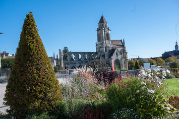 L'&eacute;glise Saint-&Eacute;tienne-le-Vieux soulign&eacute;e des fleurs a Caen.