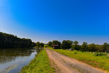 Fototapeta na wymiar Rundweg/Wanderweg am Nieder-Mooser Teich bei Nieder-Moos / Freiensteinau-Hessen