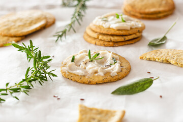 Cracker with chickpea flour, vegan cheese and various seeds. Vegan recipe-1