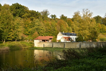 Le mur d'enceinte et la Maison du Portier de l'abbaye du Rouge-Cloître en pleine nature bucolique de la forêt de Soignes en automne à Auderghem 