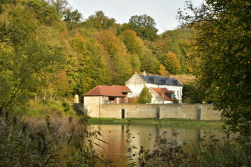 Le mur d'enceinte et la Maison du Portier de l'abbaye du Rouge-Cloître en pleine nature bucolique de la forêt de Soignes en automne à Auderghem 