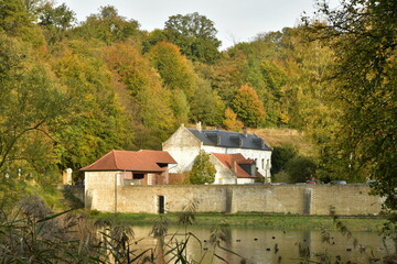 Le mur d'enceinte et la Maison du Portier de l'abbaye du Rouge-Cloître en pleine nature bucolique de la forêt de Soignes en automne à Auderghem 