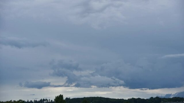 Trister Himmel mit stratiformer Wolkendecke und sich bildenden Schauerwolken im Zeitraffer
