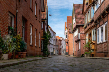 Fototapeta na wymiar eine typische Straße durch die alte Stadt mit vielen Fachwerkhäusern und Backsteinhäusern