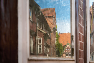 Die Häuser der Altstadt spiegeln sich in der Scheibe eines Fensters