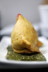 Samosa de hojaldre India rellena y horneada