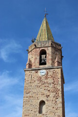 Gros plan sur le clocher et sur l'horloge de la cathédrale de Fréjus