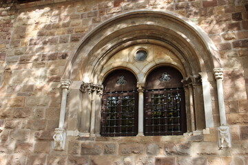 Colonnes avec chimères à l'extérieur de la cathédrale de Fréjus