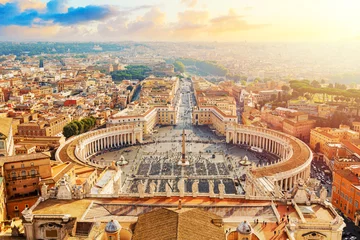 Foto auf Glas Berühmter Petersplatz im Vatikan und Luftaufnahme der Stadt Rom bei sonnigem Sonnenuntergang © Nikolay N. Antonov