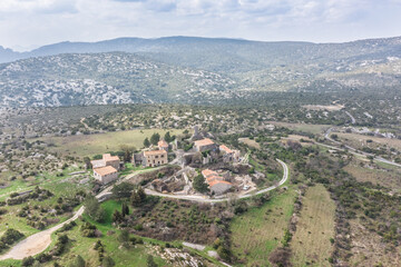 Vue aérienne du village de Périllos près d'Opoul dans les Pyrénées orientales
