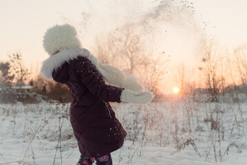 zachód słońca,  zima, zabawa, dziecko, dziewczynka się bawi, śnieg, , mroźno, polska zima,...