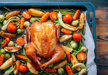 Naklejka premium juicy and appetizing baked chicken with vegetables