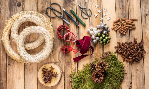 Weihnachtliche Accessoires Zapfen, B&auml;nder, Anis, Kugeln, Strohkranz, Sterne, Zimt Draht und Schere &ndash; Weihnachten Dekoration