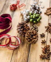 Weihnachtliche Accessoires Zapfen, Kugeln, Bänder, Zimt, Sterne, Anis und Apfelscheiben – Weihnachten Dekoration