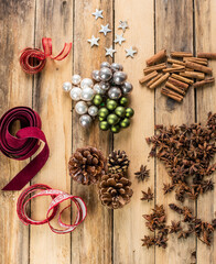 Weihnachtliche Accessoires Zapfen, Kugeln, Bänder, Zimt, Sterne, Anis und Apfelscheiben – Weihnachten Dekoration