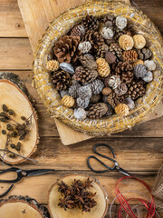 Dekoration Weihnachten - Strohkranz gefüllt mit verschiedenen natürlichen Zapfen 