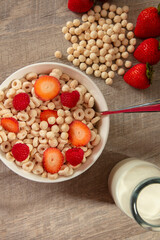 cereal, desayuno saludable con frutas y leche, desayuno saludable, desayuno, frutas, moras, frambuesas,