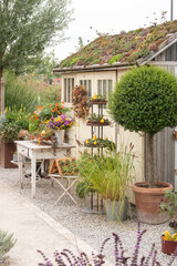 Gartenhaus im Vintage Style aus wieder verwendeten Materialien auf einer Gartenschau