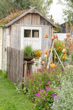 Gartenhaus im Vintage Style aus wieder verwendeten Materialien auf einer Gartenschau