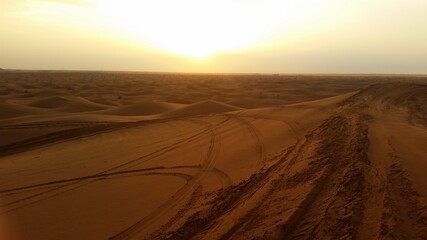 Fototapeta na wymiar coucher de soleil dans le désert 