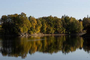 Fototapeta na wymiar Autumn by the lake