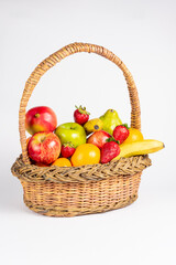 Cesta con frutas frescas, dieta saludable, fondo blanco. 