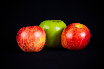 Manzanas rojas y verde, frutas frescas con fondo negro