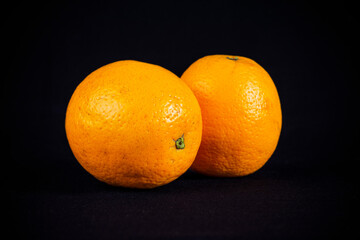 Naranjas, frutas frescas con fondo negro.