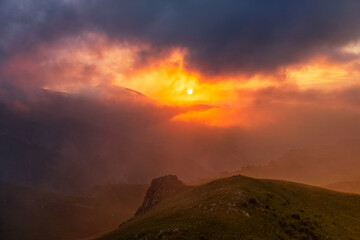 Obraz premium Mountain dramatic sunset in clouds