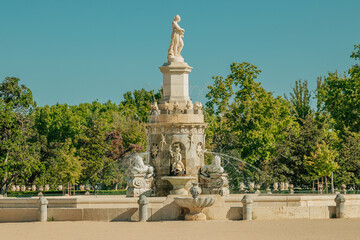 Fototapeta na wymiar mariblanca square and fountain in aranjuez, spain