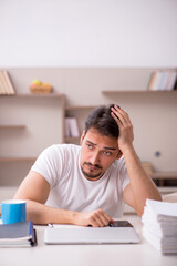 Obraz premium Young male freelancer working from home