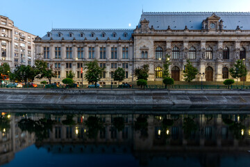 Obraz premium Palace of Justice and Dambovita River in Bucharest, Romania